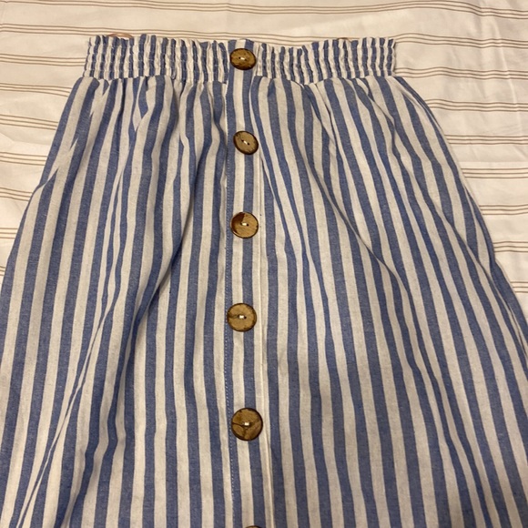 Vertical striped light blue and white button up elastic waste squirt - Picture 4 of 4